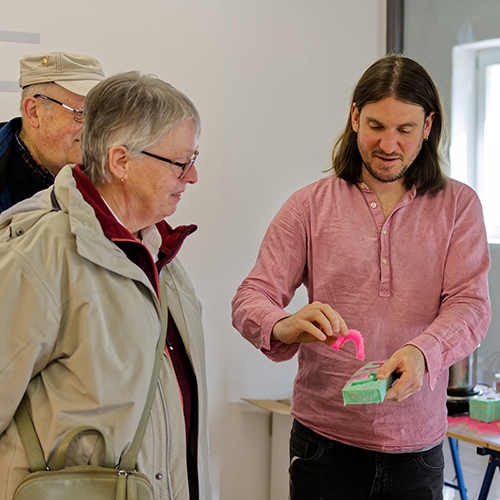 Lukas Sünder im Gespräch mit Beucherin im Atelier